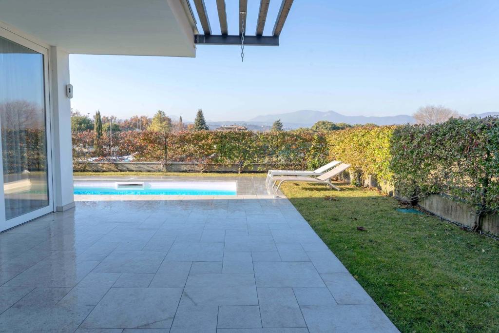 une piscine dans l'arrière-cour d'une maison dans l'établissement Villa Petra with a pool, à Manerba del Garda