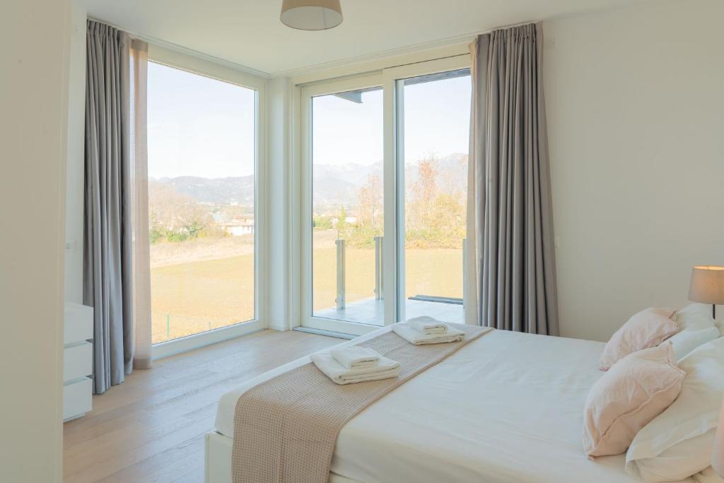 une chambre avec un lit et une grande fenêtre dans l'établissement Villa Petra with a pool, à Manerba del Garda 33 autres photos