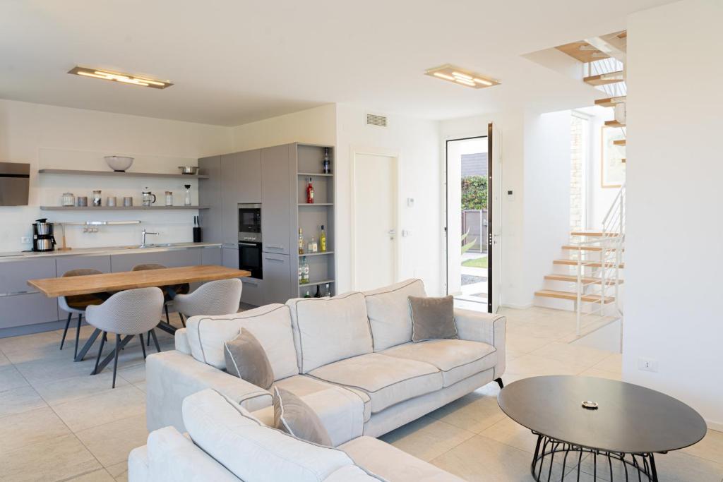 un salon avec un canapé et une table dans l'établissement Villa Petra with a pool, à Manerba del Garda