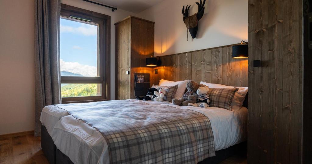 - une chambre avec un lit doté d'ours en peluche dans l'établissement Résidence l'Ecrin d'Argent by My Mountain Resort, à Valmorel 36 autres photos