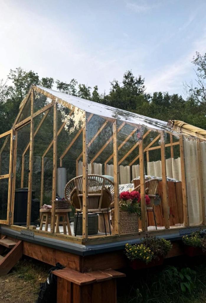 une serre avec une table et des chaises dans l'établissement Insolite Cabane du Rêveur, à Pagny-sur-Moselle