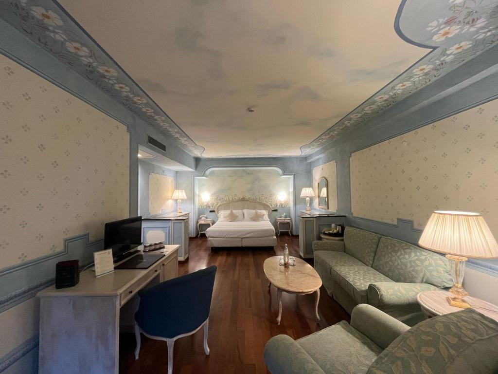 un salon avec un canapé et un lit dans l'établissement Suite Hotel Nettuno, à Sestri Levante