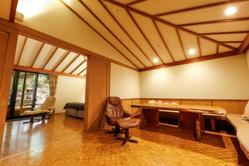 - un salon avec un bureau et un lit dans l'établissement Ginsuisou Choraku, à Kobe 82 autres photos