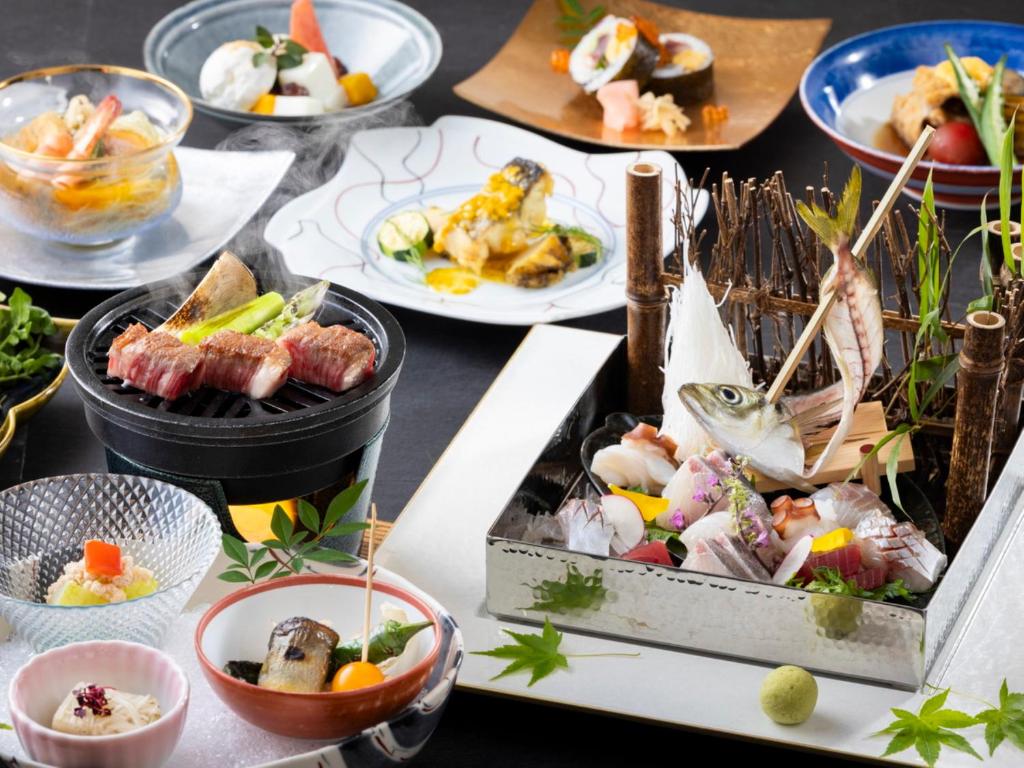une table recouverte de plats dans l'établissement KAMENOI HOTEL Kanonji, à Kanonji
