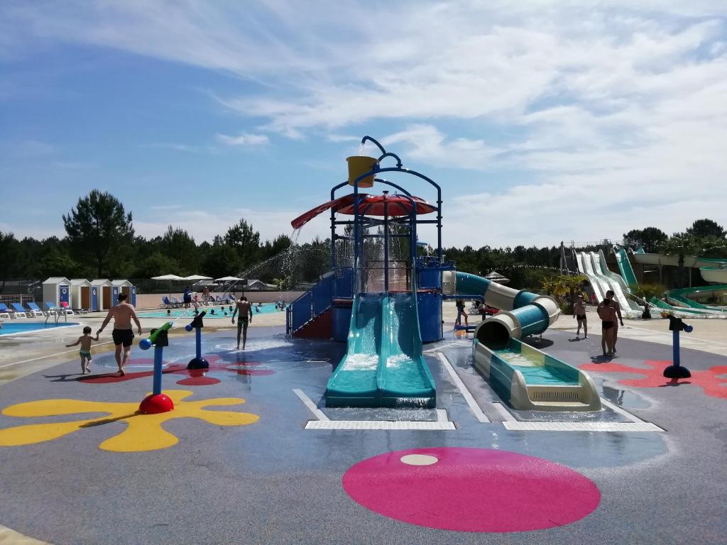 un groupe de personnes jouant dans un parc aquatique dans l'établissement Les Dunes de Contis 4 étoiles, à Saint-Julien-en-Born