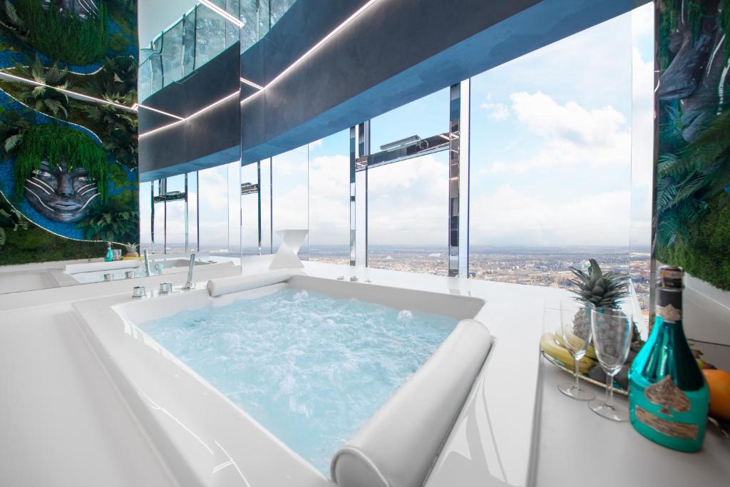 Apartamenty Sky Tower z Jakuzzi Przy Oknie by BQQK 2