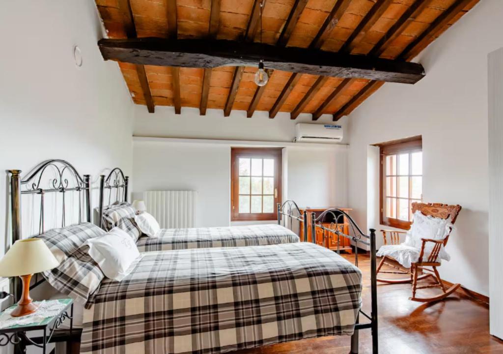 une chambre avec deux lits et un plafond en bois dans l'établissement Villa Teresa - Villa & Piscina immersi nel vigneto!, à Montecalvo Versiggia
