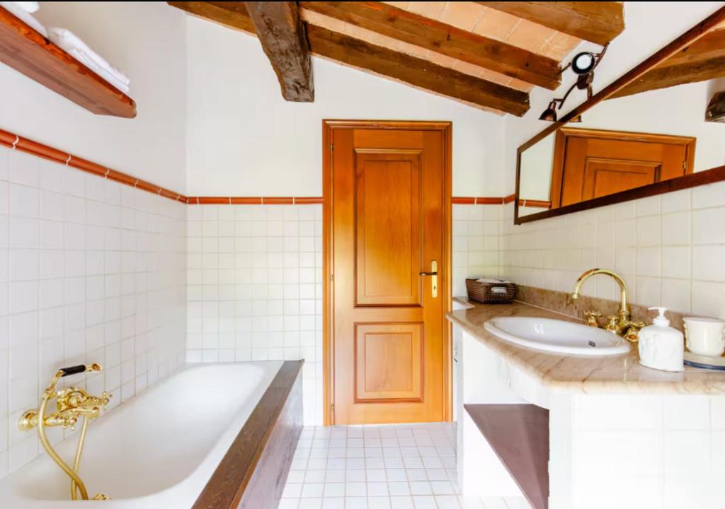 une salle de bain avec une baignoire et un lavabo dans l'établissement Villa Teresa - Villa & Piscina immersi nel vigneto!, à Montecalvo Versiggia