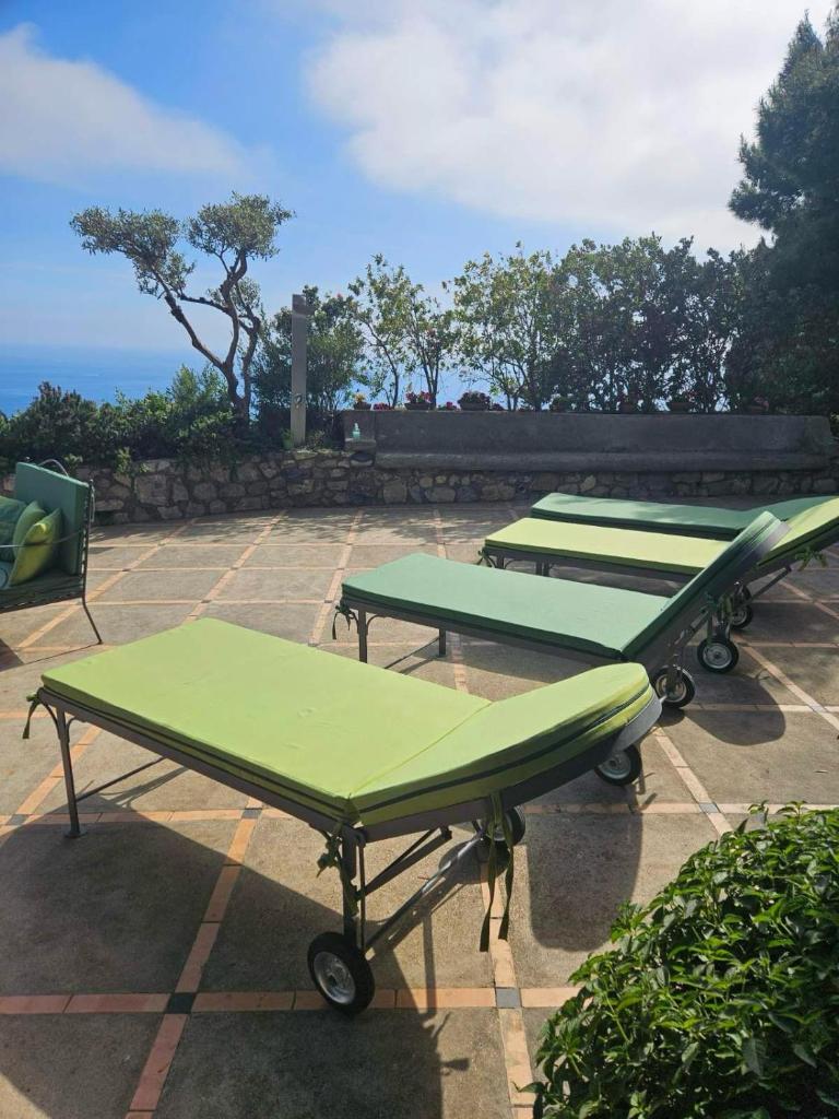 un groupe de quatre tables de ping-pong installées sur une terrasse dans l'établissement Seacliff Heaven - De Vivo Realty Positano, à Arola
