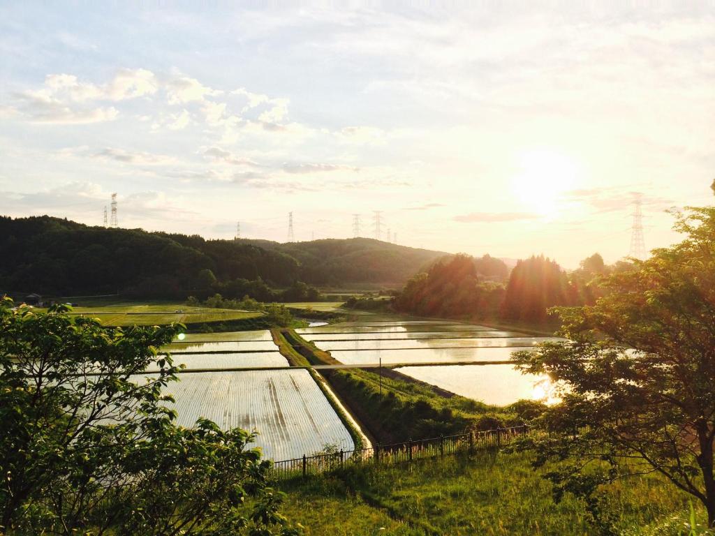 une vue d'une rivière avec un groupe de cultures dans l'établissement 銭がめ, à Kanazawa