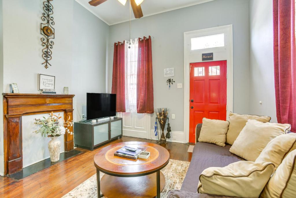Walk to Magazine St: NOLA House in Irish Channel! 1