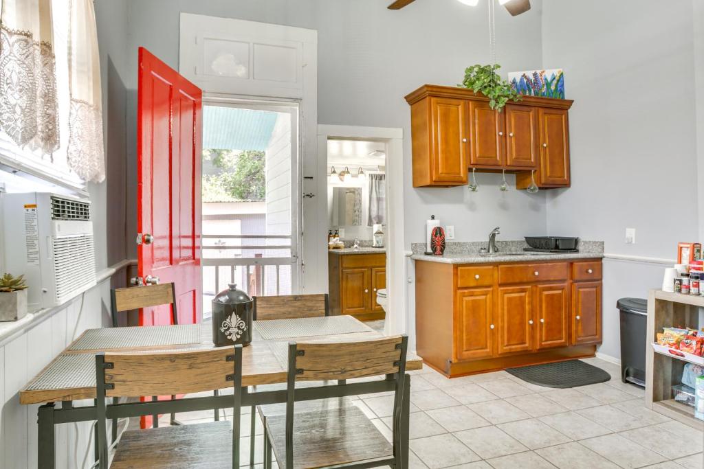 Walk to Magazine St: NOLA House in Irish Channel! 4