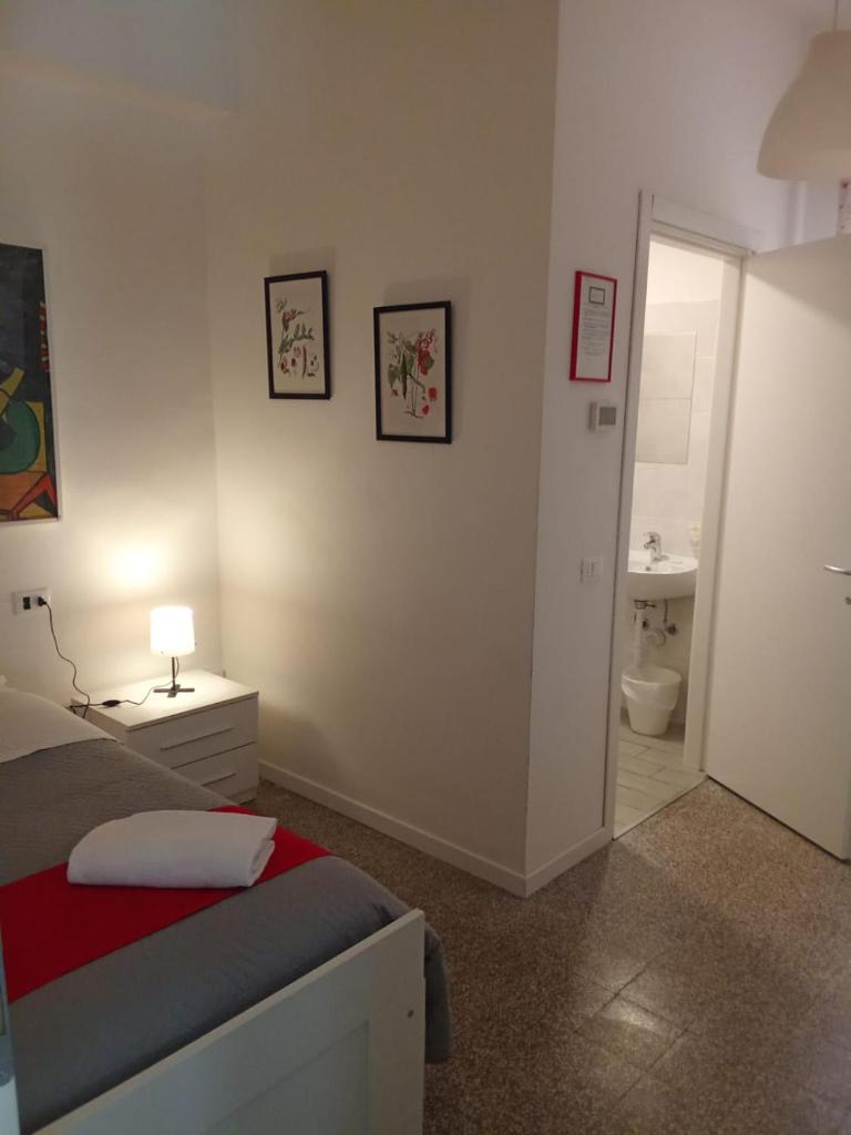 une chambre avec un lit et une salle de bain avec un lavabo dans l'établissement Hotel Migani, à Rimini