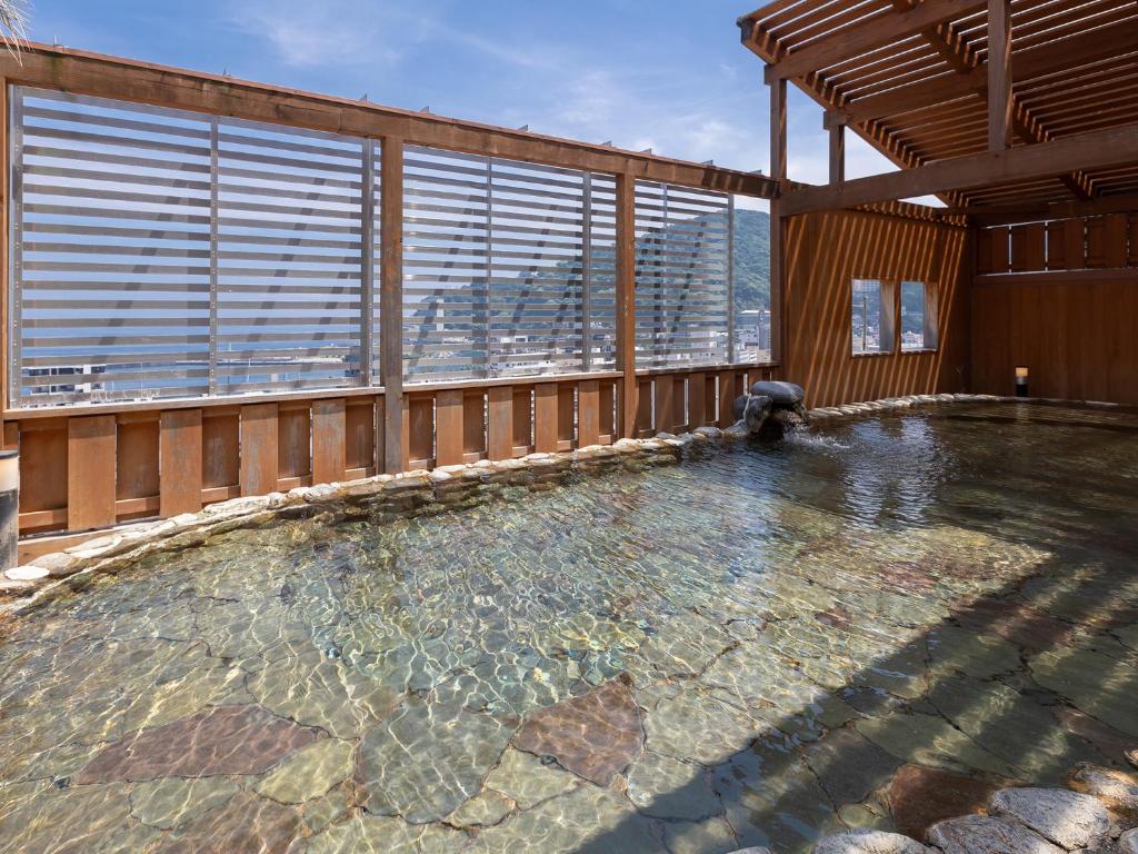 - une piscine dans un bâtiment avec vue sur la ville dans l'établissement Atami New Fujiya Hotel, à Atami