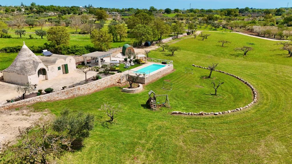 - une vue aérienne sur un domaine avec une piscine dans l'établissement Trulli Paradise Alberobello, à Alberobello