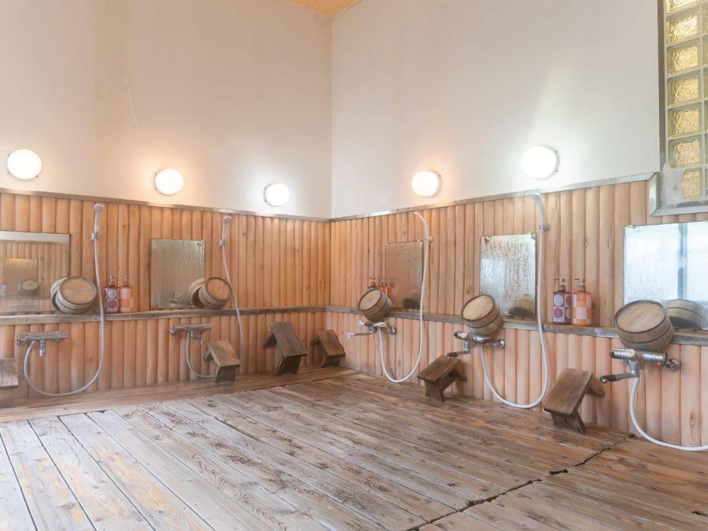 une pièce avec un tas de tuyaux dans une pièce dans l'établissement 檜湯の宿　松伯, à Aoki-gemi