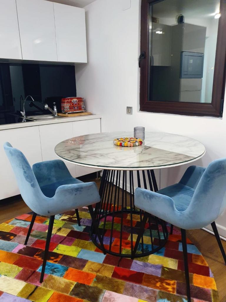 Cheerful 2 bedroom and lounge town house with free parking 7