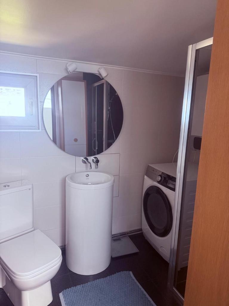Cheerful 2 bedroom and lounge town house with free parking 3