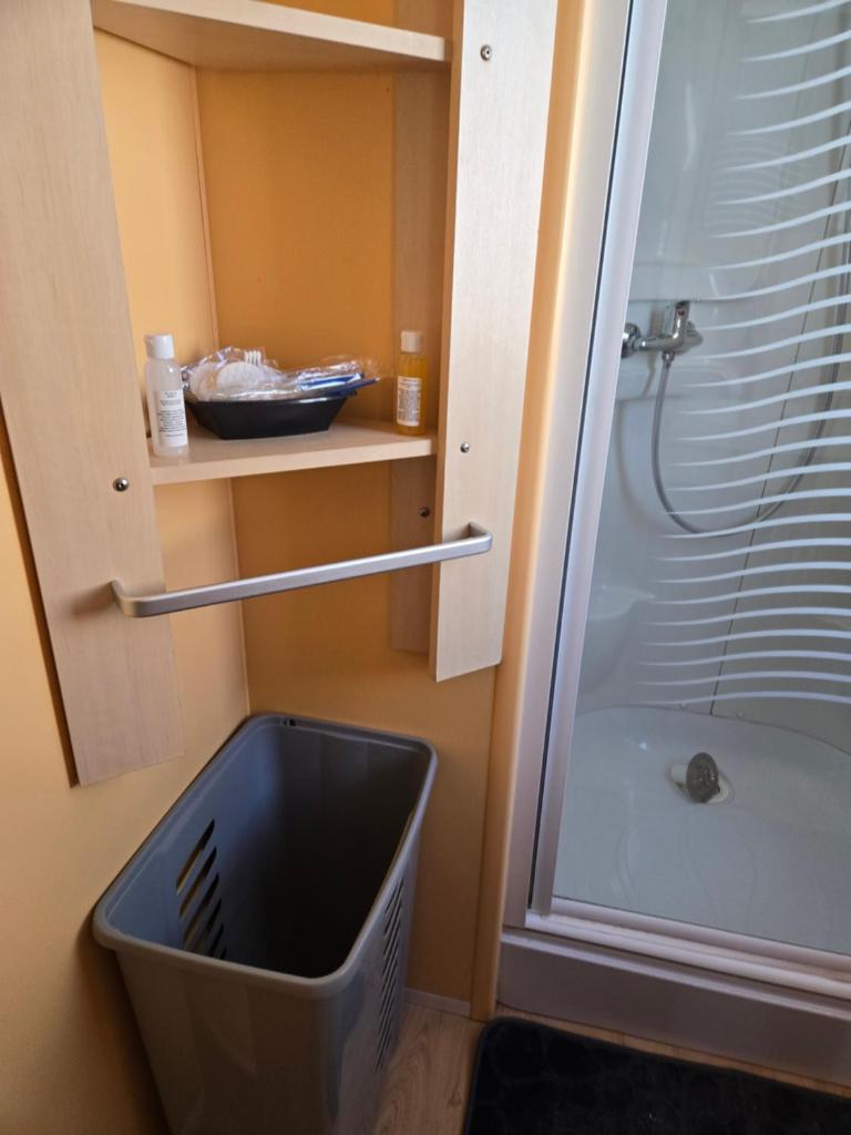 une salle de bain avec une douche, un lavabo et une baignoire dans l'établissement Iscles 231- MH Au calme près du lac, à La Roque-dʼAnthéron