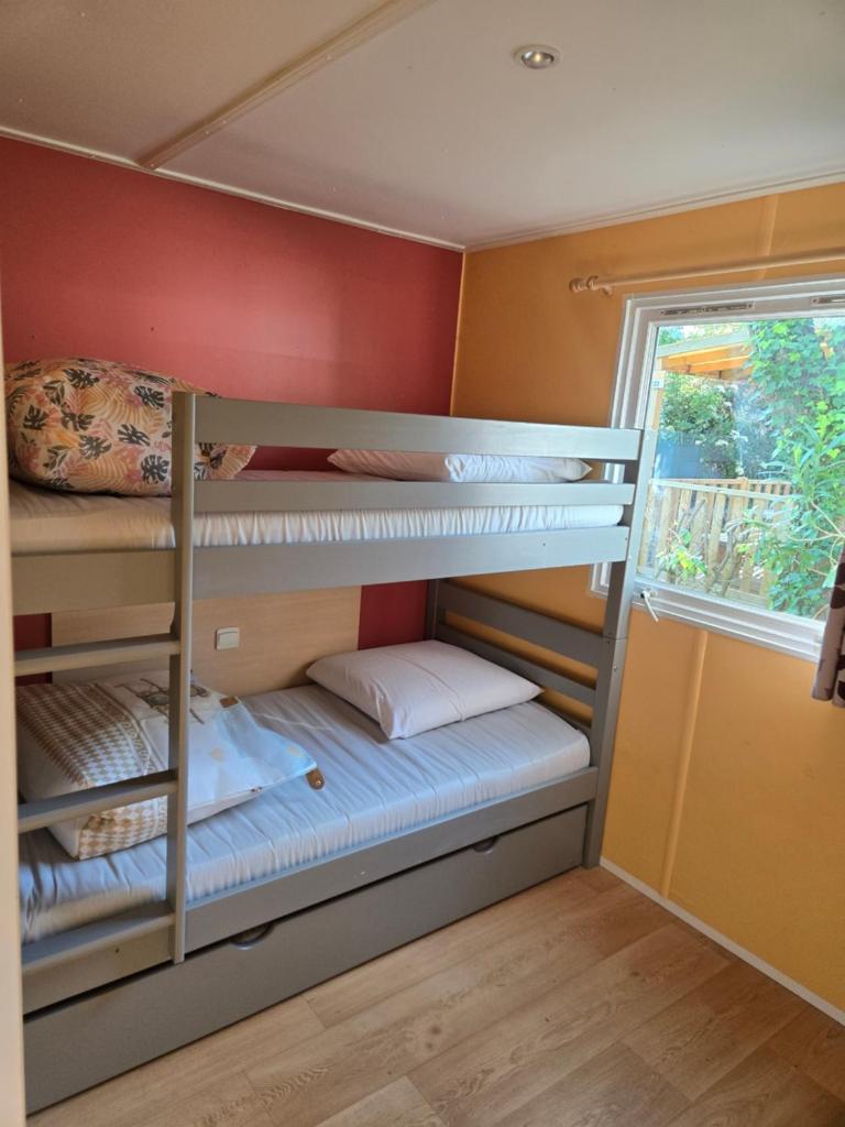 - une chambre avec lits superposés dans une petite maison dans l'établissement Iscles 231- MH Au calme près du lac, à La Roque-dʼAnthéron