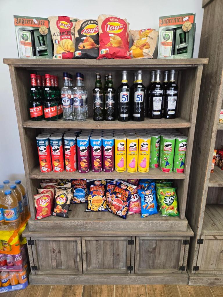 une étagère remplie de différents types de nourriture et de boissons dans l'établissement Iscles 231- MH Au calme près du lac, à La Roque-dʼAnthéron