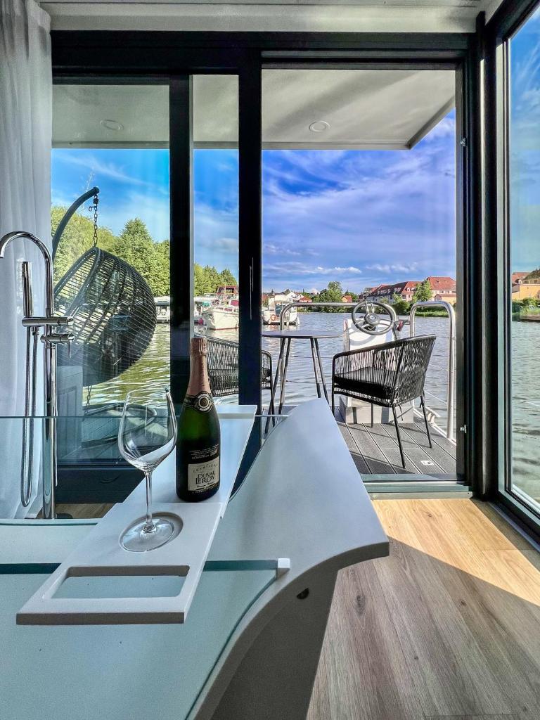 - une bouteille de vin assise sur une table sur un bateau dans l'établissement L'Escale Royale Saverne - Rhin - Strasbourg, à Saverne