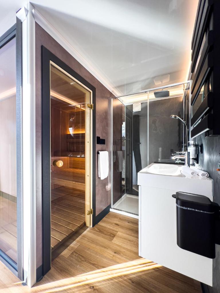 une salle de bain avec un lavabo et un miroir dans l'établissement L'Escale Royale Saverne - Rhin - Strasbourg, à Saverne 37 autres photos