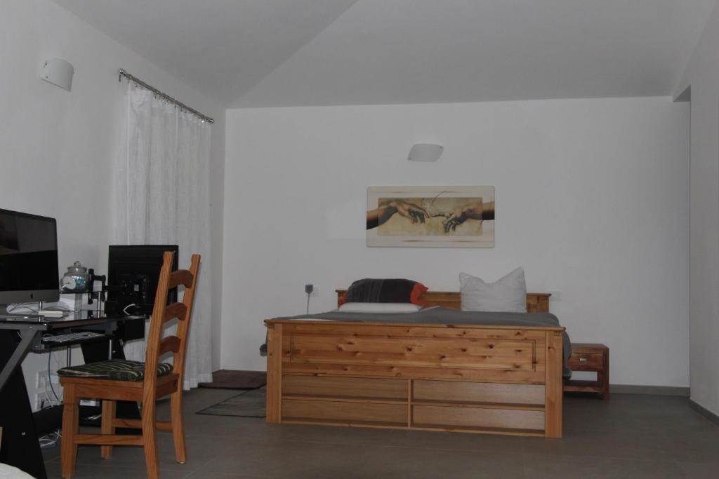 une chambre avec un lit et un bureau avec un ordinateur dans l'établissement Villa Petra, à Imperia