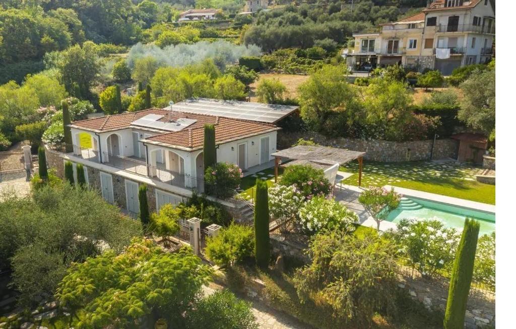 une vue aérienne d'une maison avec piscine dans l'établissement Villa Petra, à Imperia 14 autres photos