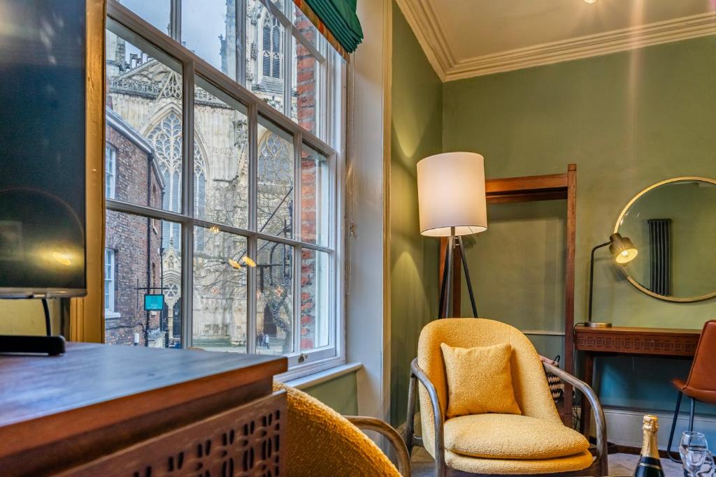 19 High Petergate - Next to York Minster 7