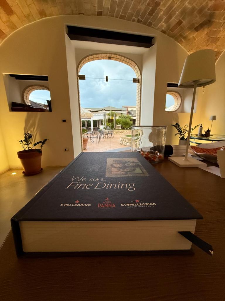 un livre assis au-dessus d'une table dans l'établissement Moliké country house, à Giulianova