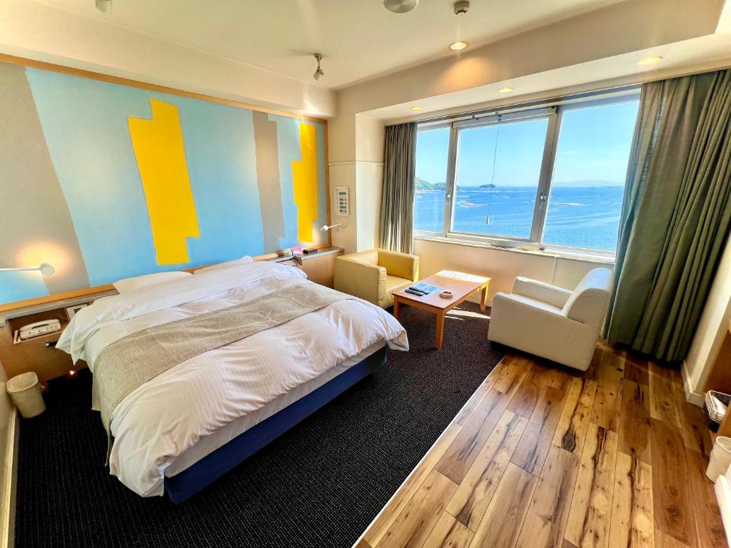 une chambre d'hôtel avec un lit et une grande fenêtre dans l'établissement Hotel Aligator -Adult Only-, à Hatsukaichi