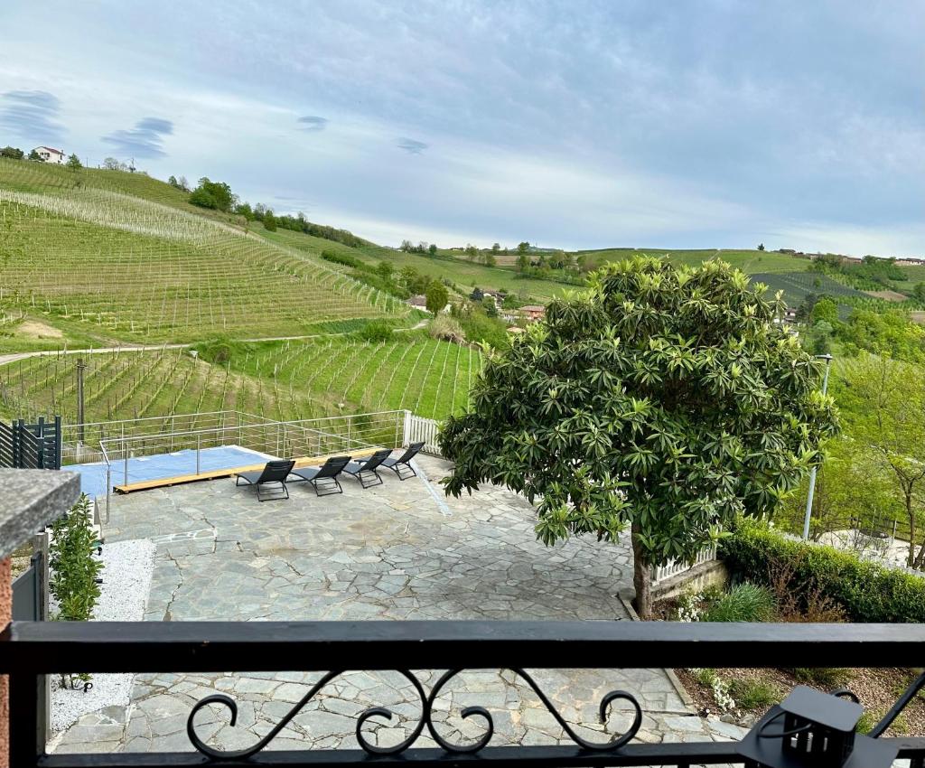une vue d'un patio avec des bancs et un arbre dans l'établissement A casa dei Nonni, à Neive 29 autres photos