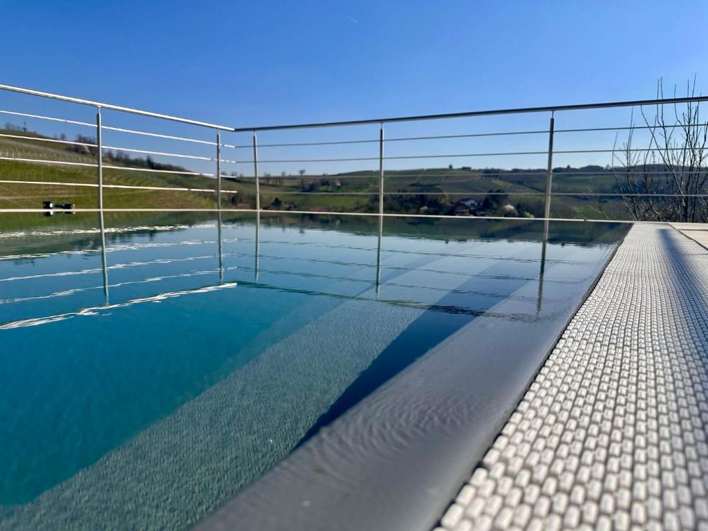 une vue d'une piscine depuis l'extérieur d'une maison dans l'établissement A casa dei Nonni, à Neive