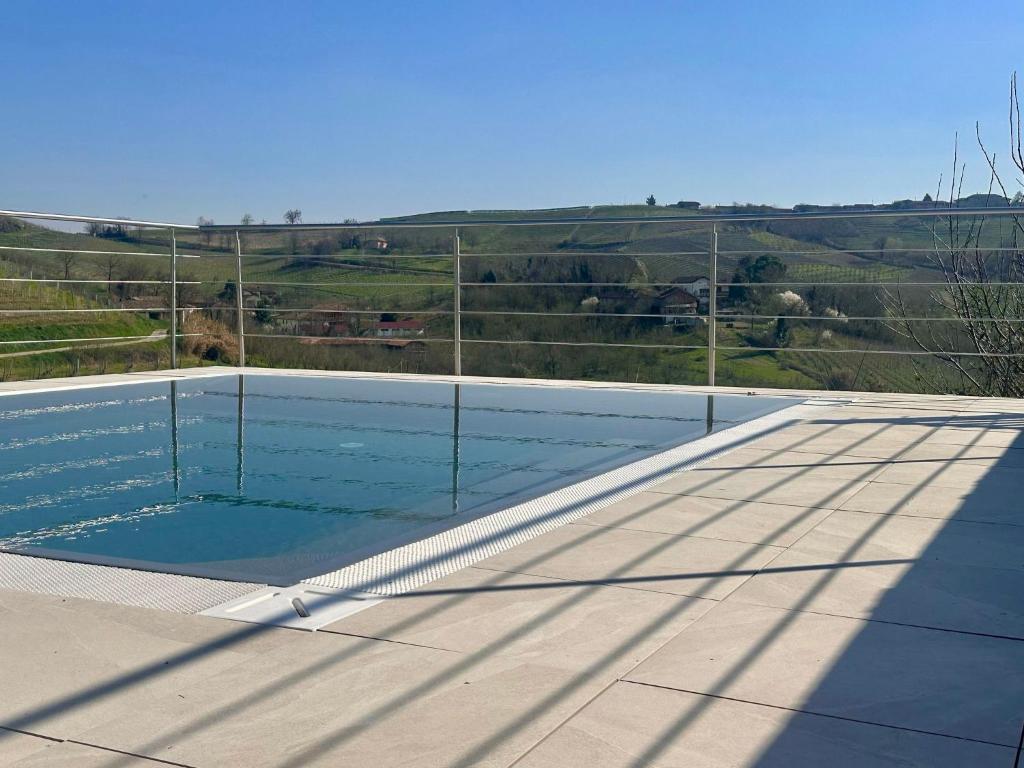 une piscine sur le toit d'une maison dans l'établissement A casa dei Nonni, à Neive