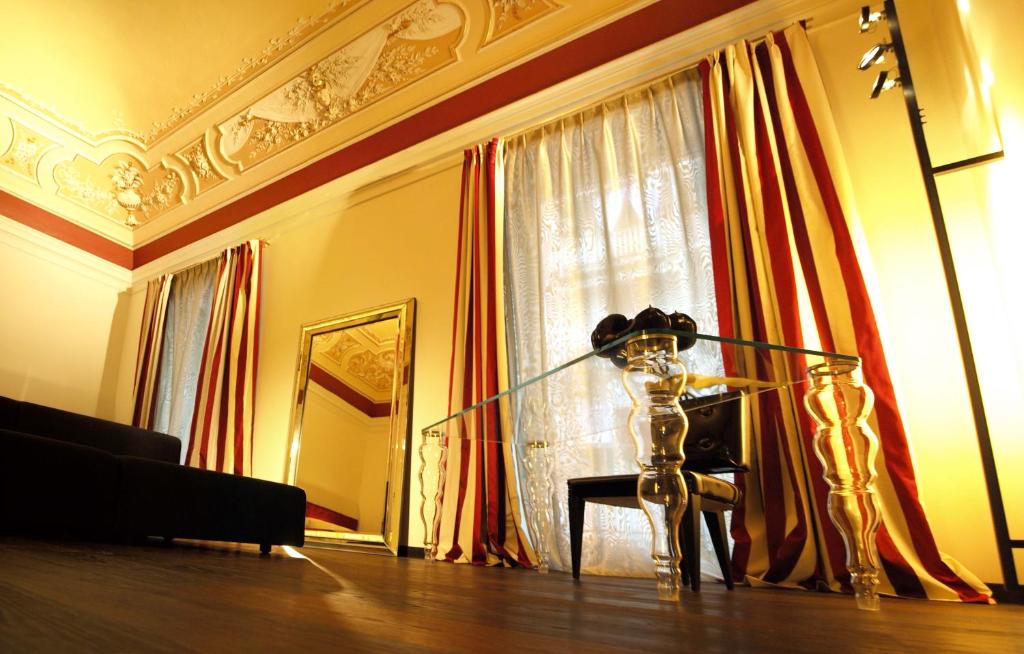 un salon avec un squelette devant une fenêtre dans l'établissement Hotel Romano House, à Catane