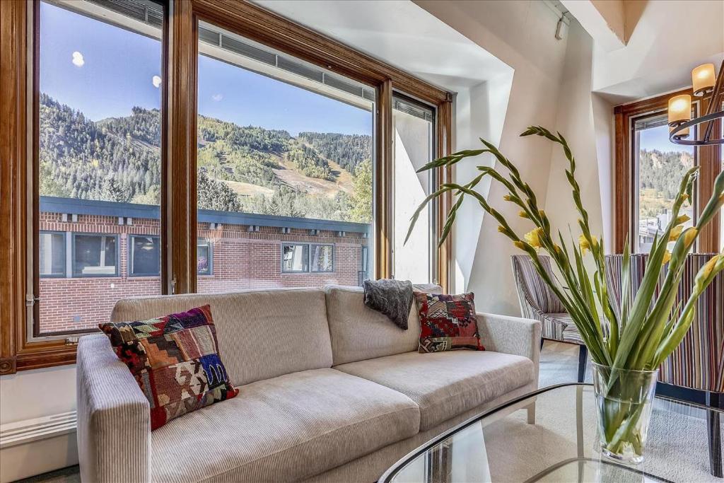 Lovely Aspen Condo with Mountain Views & Hot Tub