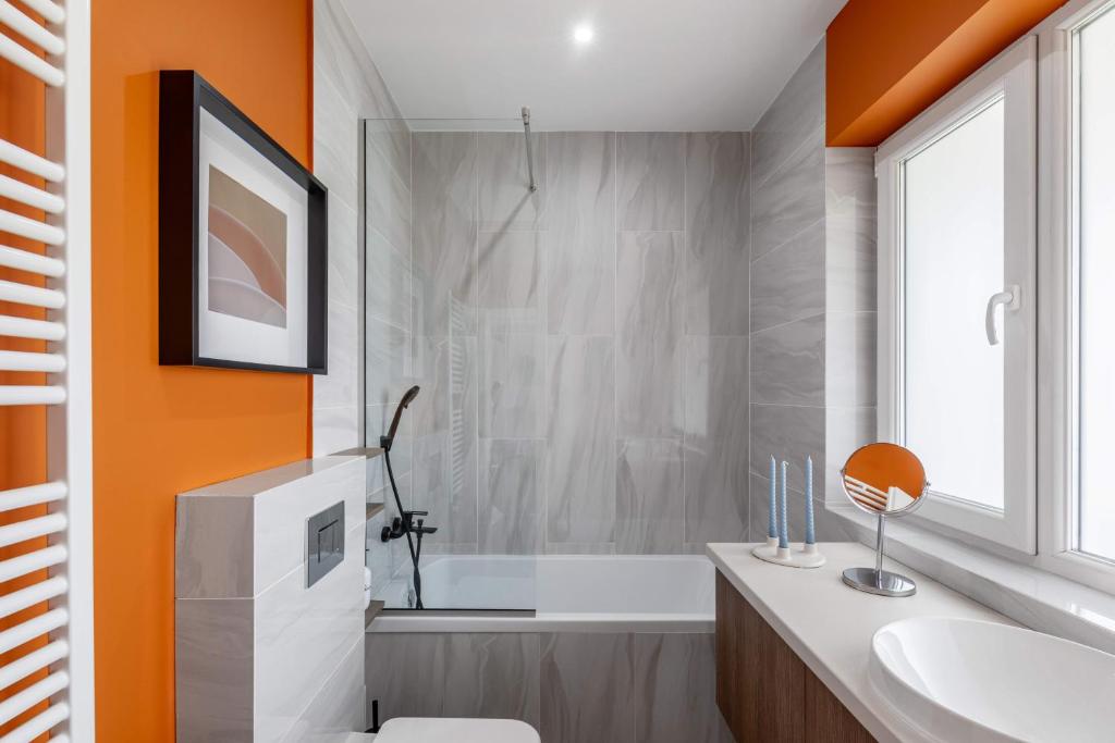 Amazing Style, Bright Colors, Balconies, 1BR near The Faculty of Law 8