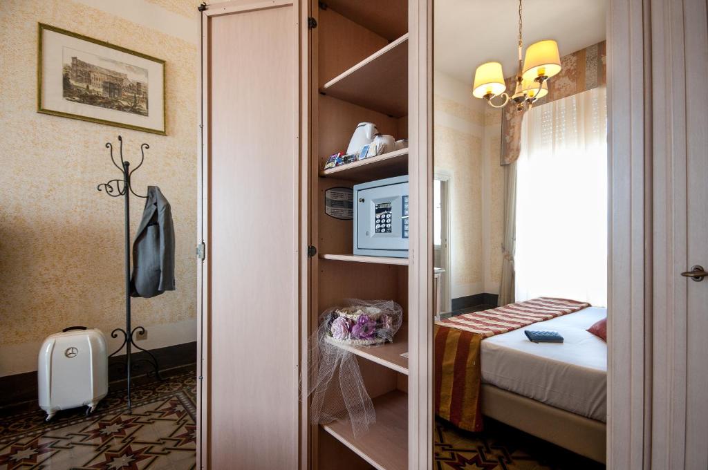 Cette petite chambre comprend un lit et un four micro-ondes. dans l'établissement Grand Hotel Royal, à Viareggio