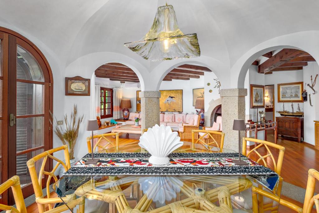 une salle à manger avec une table et une pièce centrale dans l'établissement Villa Miramar, à Puntaldia