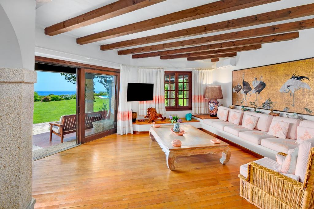 un salon avec un canapé et une table dans l'établissement Villa Miramar, à Puntaldia