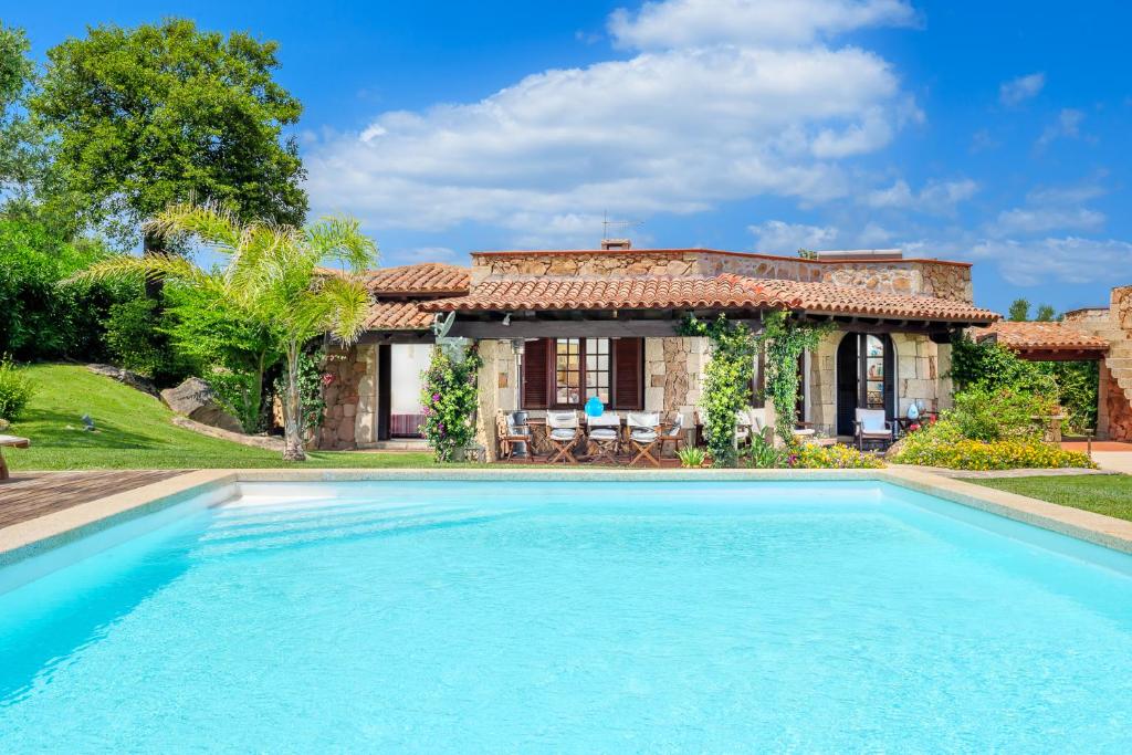 une villa avec piscine devant une maison dans l'établissement Villa Miramar, à Puntaldia