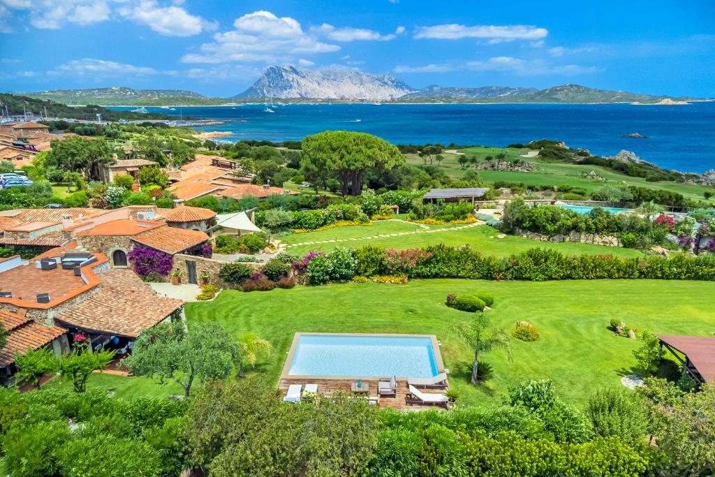 une vue aérienne d'une maison avec piscine dans l'établissement Villa Miramar, à Puntaldia