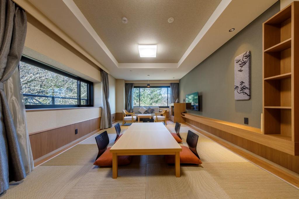 une salle de conférence avec une table et des chaises dans l'établissement Jizaiso, à Nasu
