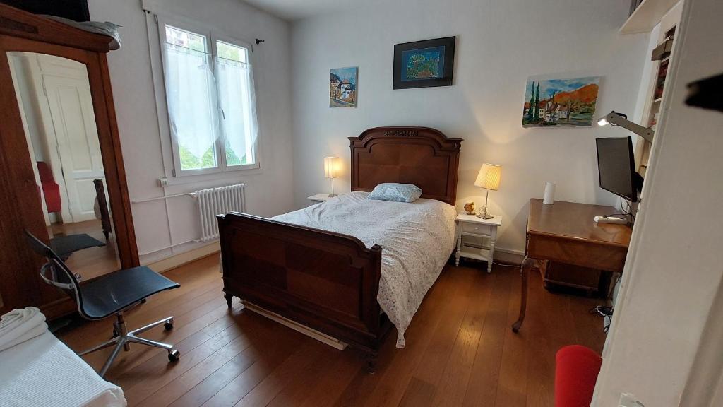 Quiet room in Montreux city center with mountain view