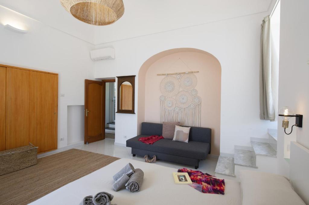 un salon avec un canapé bleu dans une pièce dans l'établissement Casa Punta Di Diamante - 300 stairs to the Paradise!, à Praiano