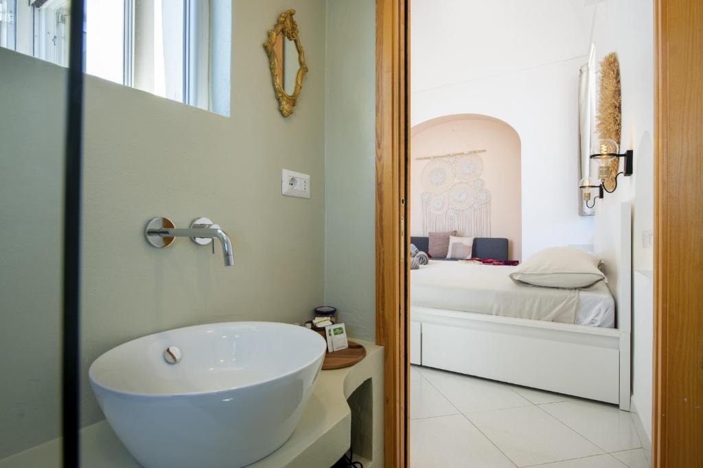 - une salle de bains blanche pourvue d'un lavabo et d'un lit dans l'établissement Casa Punta Di Diamante - 300 stairs to the Paradise!, à Praiano 43 autres photos