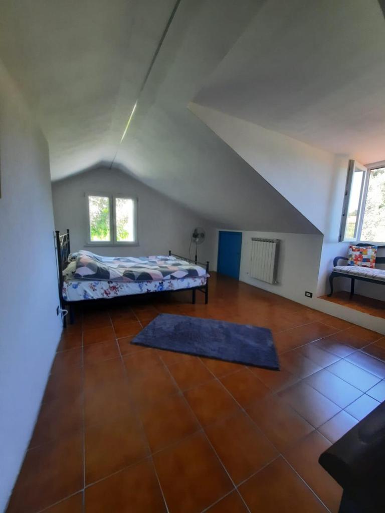 une chambre avec deux lits dans un grenier dans l'établissement "Blue Villa" with private pool,BBQ in Andora, à Moltedo 26 autres photos