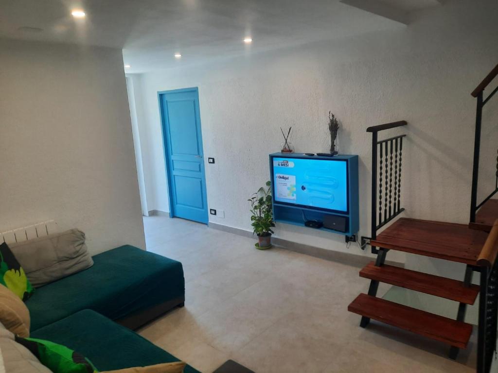 un salon avec une télévision et un canapé dans l'établissement "Blue Villa" with private pool,BBQ in Andora, à Moltedo