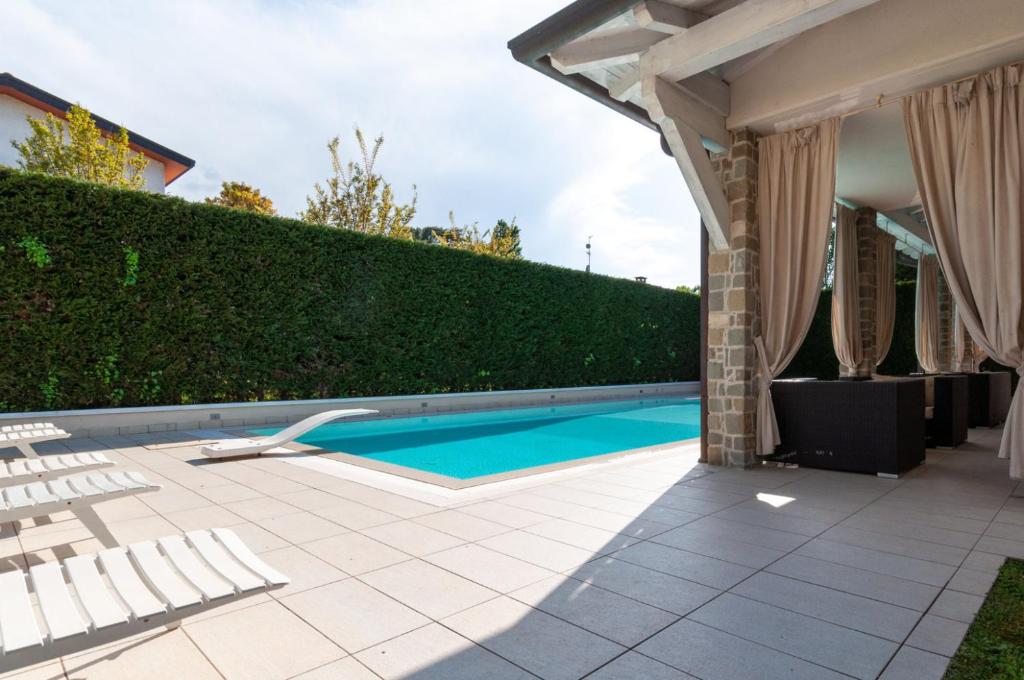 une piscine dans l'arrière-cour d'une maison dans l'établissement Villa Giuly, à Sirmione